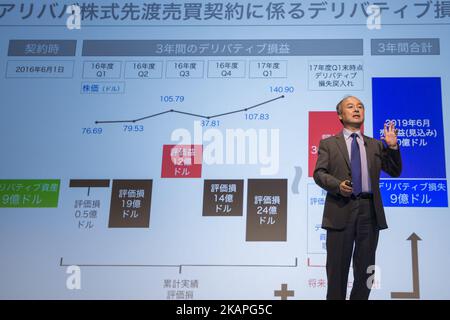 Il fondatore, presidente e CEO di SoftBank Group Corp. Masayoshi Son annuncia i suoi guadagni nel corso di una conferenza stampa tenutasi a Tokyo il 7 agosto 2017. SoftBank Group Corp. Ha annunciato i risultati consolidati degli utili per il trimestre 1st (aprile - giugno 2017) dell'esercizio chiuso al 31 marzo 2018. (Foto di Alessandro di Ciommo/NurPhoto) *** Please use Credit from Credit Field *** Foto Stock