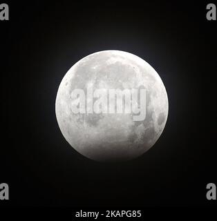 Un'eclissi lunare parziale si osserva a Kolkata, in India, lunedì 7th agosto, 2017 notte da tutto il paese. L'eclissi lunare parziale è visibile anche dalla maggior parte delle parti dell'Asia meridionale e orientale, dell'Europa, dell'Africa e dell'Australia. (Foto di Sonali Pal Chaudhury/NurPhoto) *** Please use Credit from Credit Field *** Foto Stock