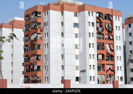 Cairo, Egitto, giugno 28 2022: Edifici residenziali sociali egiziani all'interno di un nuovo complesso che le famiglie di baraccopoli sono stati spostati in appartamenti ammobiliati liberi Foto Stock