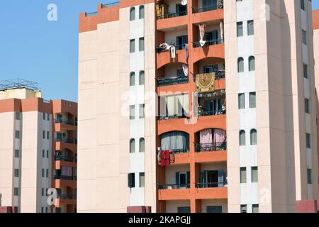 Cairo, Egitto, giugno 28 2022: Edifici residenziali sociali egiziani all'interno di un nuovo complesso che le famiglie di baraccopoli sono stati spostati in appartamenti ammobiliati liberi Foto Stock