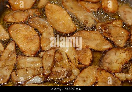 Melanzana fritta a fette salate in olio profondo mangiato con aglio e aceto, focus selettivo di una cucina egiziana pasto di pezzi di olio alla griglia Foto Stock