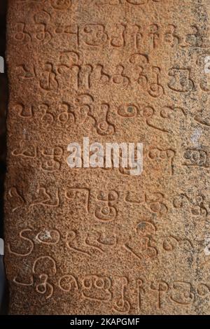 Le vecchie iscrizioni Tamil si trovano nel tempio Tanjore Brihadeeswarar. Foto Stock