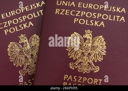 Vista di due passaporti polacchi. Il Ministero degli Affari Esteri dell'Ucraina ha considerato un "passo sfavorevole" per inserire all'interno del nuovo passaporto polacco un disegno grafico con il motivo del Cimitero degli Eaglet di Leopoli. L'Ambasciatore di Polonia a Kiev, Jan Pieklo, ha ricevuto una nota diplomatica in merito. "Abbiamo voluto rendere omaggio a tutti coloro che hanno versato sangue per la libertà della Polonia, a tutti coloro che hanno contribuito al fatto che la Polonia dopo 123 anni di schiavitù è andata all'indipendenza" - ha affermato Mariusz Blaszczak del Ministero dell'interno e dell'amministrazione polacco, il 28 luglio, 2017 al lancio di Foto Stock