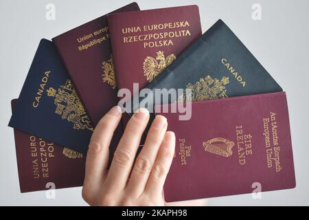 Una visione dei passaporti polacchi, canadesi, francesi e irlandesi. Il Ministero degli affari esteri dell'Ucraina ha considerato un "passo sfavorevole" per inserire all'interno del nuovo passaporto polacco un disegno grafico con il motivo del cimitero degli Eaglet di Leopoli. L'Ambasciatore di Polonia a Kiev, Jan Pieklo, ha ricevuto una nota diplomatica in merito. "Abbiamo voluto rendere omaggio a tutti coloro che hanno versato sangue per la libertà della Polonia, a tutti coloro che hanno contribuito al fatto che la Polonia dopo 123 anni di schiavitù è andata all'indipendenza" - ha affermato Mariusz Blaszczak del Ministero dell'interno e dell'amministrazione polacco, il 28 luglio, Foto Stock