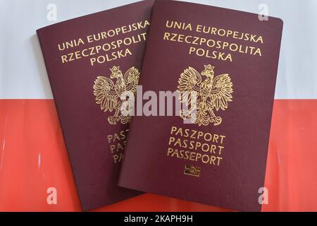 Vista di due passaporti polacchi. Il Ministero degli Affari Esteri dell'Ucraina ha considerato un "passo sfavorevole" per inserire all'interno del nuovo passaporto polacco un disegno grafico con il motivo del Cimitero degli Eaglet di Leopoli. L'Ambasciatore di Polonia a Kiev, Jan Pieklo, ha ricevuto una nota diplomatica in merito. "Abbiamo voluto rendere omaggio a tutti coloro che hanno versato sangue per la libertà della Polonia, a tutti coloro che hanno contribuito al fatto che la Polonia dopo 123 anni di schiavitù è andata all'indipendenza" - ha affermato Mariusz Blaszczak del Ministero dell'interno e dell'amministrazione polacco, il 28 luglio, 2017 al lancio di Foto Stock