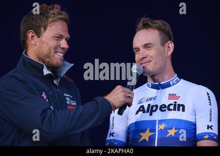 Thor Hushovd (sinistra), ex pilota professionista norvegese di bici da strada con Alexander Kristoff, Team Katusha–Alpecin, durante la cerimonia di presentazione delle squadre alla vigilia della fase di apertura della gara artica della Norvegia 2017, ad Harstad. Mercoledì 9 agosto 2017, ad Harstad, nella contea di Troms, Norvegia. (Foto di Artur Widak/NurPhoto) *** Please use Credit from Credit Field *** Foto Stock