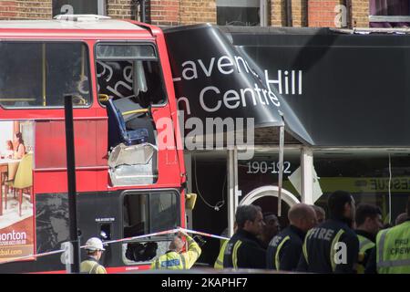 Poliziotti, vigili del fuoco e addetti alle emergenze sul luogo di un incidente di autobus nel sud-ovest di Londra, Regno Unito, il 10 agosto 2017. Un autobus a due piani si schiantò in un negozio nel sud di Londra lasciando due donne intrappolate sul ponte superiore. (Foto di Alberto Pezzali/NurPhoto) *** Please use Credit from Credit Field *** Foto Stock