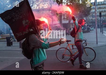 Le persone del servizio di consegna dei prodotti alimentari Deliveroo dimostrano il 11 agosto 2017 a Place de la Republique a Parigi, in Francia, di chiedere un aumento della retribuzione per ulteriori viaggi. (Foto di Julien Mattia/NurPhoto) *** Please use Credit from Credit Field *** Foto Stock