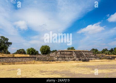 Bella architettura delle piramidi di Teotihuacan in Messico. Paesaggio con bel cielo blu. Foto Stock