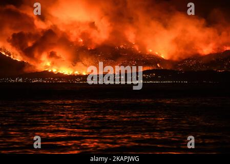 Il 14 agosto 2017, a Kalamos Attika, ad Amarynthos, in Grecia, si sono bruciate massicce case di fuoco selvatico. (Foto di Wassilios Aswestopoulos/NurPhoto) *** Please use Credit from Credit Field *** Foto Stock