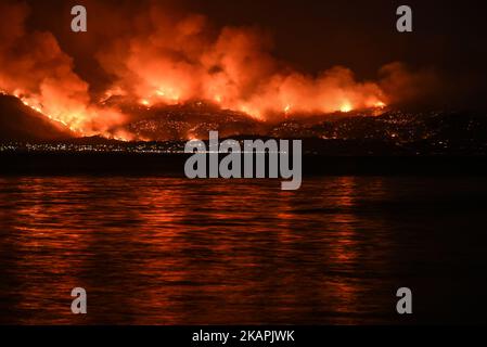 Il 14 agosto 2017, a Kalamos Attika, ad Amarynthos, in Grecia, si sono bruciate massicce case di fuoco selvatico. (Foto di Wassilios Aswestopoulos/NurPhoto) *** Please use Credit from Credit Field *** Foto Stock