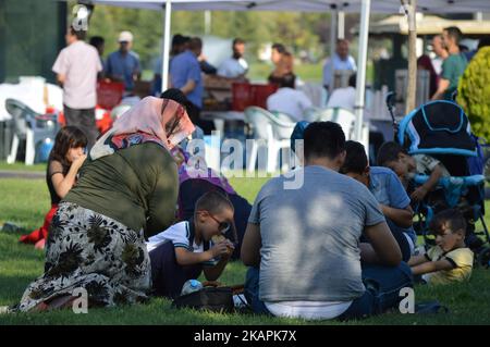 Una famiglia ha il pranzo come sostenitori pro-governo del presidente Recep Tayyip Erdogan riunirsi al parco divertimenti di Harikalar Diyari per celebrare il 16th ° anniversario del Partito Giustizia e sviluppo (AKP) a Ankara, in Turchia il 14 agosto 2017. (Foto di Altan Gocher/NurPhoto) Foto Stock