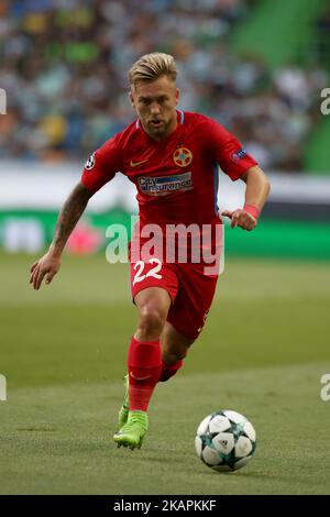 Catalin Golofca di Steaua in azione durante la partita di calcio di prima tappa della UEFA Champions League tra Sporting CP e il FC Steaua Bucuresti presso lo stadio Alvalade di Lisbona, Portogallo, il 15 agosto 2017. (Foto di Pedro Fiuza/NurPhoto) Foto Stock