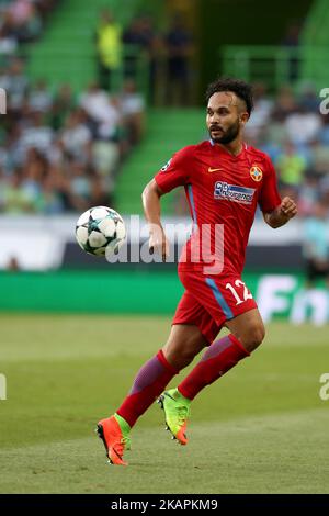 Il difensore di Steaua Junior Morais dal Brasile in azione durante la partita di calcio di prima tappa della UEFA Champions League tra Sporting CP e FC Steaua Bucuresti presso lo stadio Alvalade di Lisbona, Portogallo, il 15 agosto 2017. (Foto di Pedro Fiuza/NurPhoto) Foto Stock