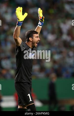 Il portiere di Steaua Florin Nita reagisce durante la partita di calcio di prima tappa della UEFA Champions League tra Sporting CP e FC Steaua Bucuresti presso lo stadio Alvalade di Lisbona, Portogallo, il 15 agosto 2017. (Foto di Pedro Fiuza/NurPhoto) Foto Stock