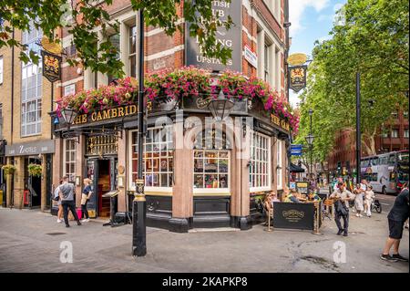 Londra, Regno Unito - 19 agosto 2022: L'esterno del pub Cambridge nell'estremità occidentale di Londra. Foto Stock