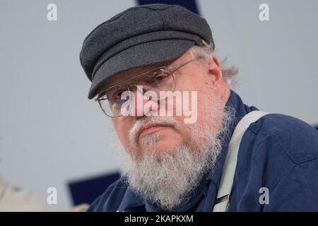 Il romanziere americano, autore del Trono di Spade e scrittore, sceneggiatore e produttore televisivo George R. Martin partecipa a una conferenza stampa il 16 agosto 2017 a San Pietroburgo, Russia. (Foto di Igor Russak/NurPhoto) Foto Stock