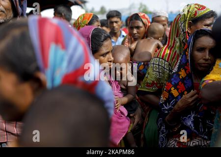 Le donne colpite dalle inondazioni si riuniscono per ricevere sollievo da un deputato del partito governante locale a Jammola, Sariakandi, Bogra, Bangladesh 17 agosto 2017. Secondo le autorità, le alluvioni causate da forti precipitazioni in Bangladesh durante la scorsa settimana hanno causato almeno 56 morti. Le persone colpite attendono di ricevere più sollievo perché nei centri di accoglienza mancano cibo e acqua potabile. (Foto di KM Asad/NurPhoto) Foto Stock