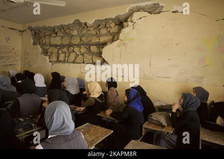 Mentre i combattimenti stanno per finire, Mosul Ovest sta lentamente tornando alla vita. Qui le ragazze della scuola in una scuola a Mosul ad ovest. Mosul, Iraq, 15 agosto 2017 (Foto di Noe Falk Nielsen/NurPhoto) Foto Stock