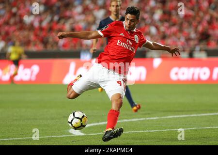 Bendificas ha diretto Raul Jimenez dal Messico durante la partita della Premier League 2017/18 tra SL Benfica e CF Belenenses, allo stadio Luz di Lisbona il 19 agosto 2017. (Foto di Bruno Barros / DPI / NurPhoto) Foto Stock