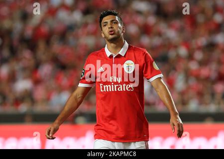 Bendificas ha diretto Raul Jimenez dal Messico durante la partita della Premier League 2017/18 tra SL Benfica e CF Belenenses, allo stadio Luz di Lisbona il 19 agosto 2017. (Foto di Bruno Barros / DPI / NurPhoto) Foto Stock