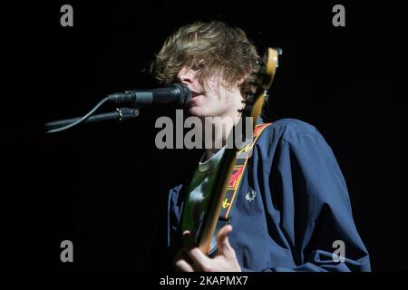 La band indie rock britannica False Heads si esibirà sul palco al Lost River Elephants, a Londra il 19 agosto 2017. La formazione è composta da Luke Griffith (voce, chitarra), Jake Elliott (basso) e Barney Nash (batteria). (Foto di Alberto Pezzali/NurPhoto) Foto Stock