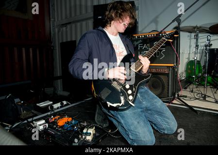 La band indie rock britannica False Heads si esibirà sul palco al Lost River Elephants, a Londra il 19 agosto 2017. La formazione è composta da Luke Griffith (voce, chitarra), Jake Elliott (basso) e Barney Nash (batteria). (Foto di Alberto Pezzali/NurPhoto) Foto Stock