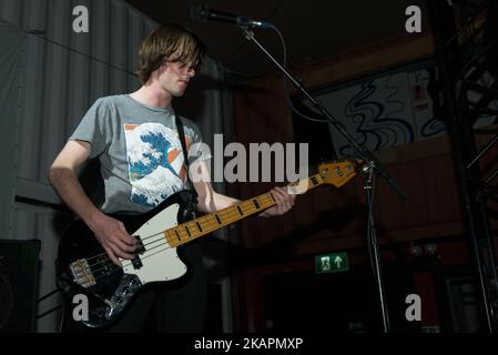 La band indie rock britannica False Heads si esibirà sul palco al Lost River Elephants, a Londra il 19 agosto 2017. La formazione è composta da Luke Griffith (voce, chitarra), Jake Elliott (basso) e Barney Nash (batteria). (Foto di Alberto Pezzali/NurPhoto) Foto Stock