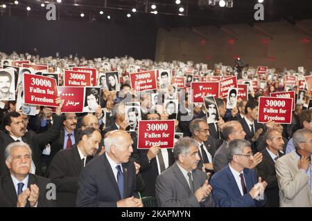 Sabato ,19 2017 agosto si è tenuta a Tirana, in Albania, una conferenza per l'anniversario del massacro di 30.000 prigionieri politici in Iran il 1988. Molti membri del Mojahedin del popolo iraniano (PMOI/MEK) in Albania hanno partecipato a questa conferenza e hanno visualizzato le immagini delle vittime uccise. (Foto di Siavosh Hosseini/NurPhoto) Foto Stock