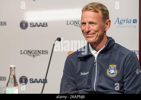 Peder Fredricson, pilota svedese e medaglia d'argento olimpica 2016 su H&M, risponde alle domande della stampa dopo aver vinto il concorso di qualificazione per il Campionato europeo in Show Jumping ai Campionati europei FEI 2017 allo Stadio Ullevi di Gothenburg, Svezia il 23 2017 agosto (Foto di Julia Reinhart/NurPhoto) Foto Stock