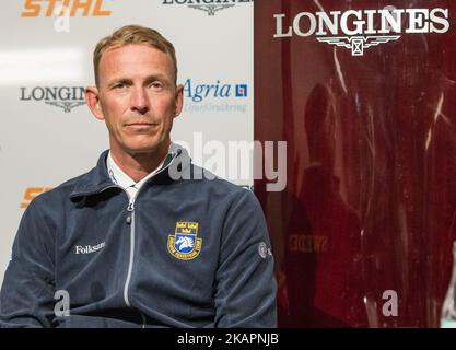 Peder Fredricson, pilota svedese e medaglia d'argento olimpica 2016 su H&M, risponde alle domande della stampa dopo aver vinto il concorso di qualificazione per il Campionato europeo in Show Jumping ai Campionati europei FEI 2017 allo Stadio Ullevi di Gothenburg, Svezia il 23 2017 agosto (Foto di Julia Reinhart/NurPhoto) Foto Stock