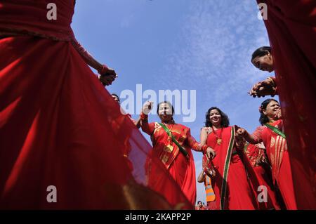 La donna devotea nepalese danza durante le celebrazioni del festival Teej al tempio di Pashupatinath, Kathmandu, Nepal, il 24 agosto 2017. Il festival di Teej è celebrato dalle donne indù in Nepal e in alcune parti dell'India. Durante la festa di tre giorni, le donne osservano un digiuno di un giorno e pregano per la lunga vita i loro mariti così come per una famiglia felice. Coloro che non sono sposati pregano per un buon marito e per una lunga vita. (Foto di Narayan Maharjan/NurPhoto) Foto Stock