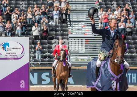 Il pilota svedese Peder Fredricson su H&M all in Rides il giro d'onore allo stadio Ullevi di Gothenburg Svezia il 23 2017 agosto dopo aver vinto il concorso di qualificazione al campionato europeo FEI 2017 (Foto di Julia Reinhart/NurPhoto) Foto Stock