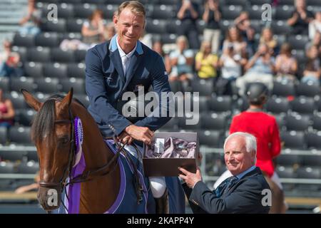 Il pilota svedese Peder Fredricson su H&M all in Rides il giro d'onore allo stadio Ullevi di Gothenburg Svezia il 23 2017 agosto dopo aver vinto il concorso di qualificazione al campionato europeo FEI 2017 (Foto di Julia Reinhart/NurPhoto) Foto Stock