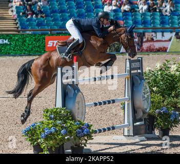 Il pilota svedese Peder Fredricson su H&M all in Rides nella gara di qualificazione dei Campionati europei 2017 FEI allo stadio Ullevi di Gothenburg, Svezia il 23 2017 agosto, vincendo la qualifica (Foto di Julia Reinhart/NurPhoto) Foto Stock