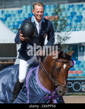 Il pilota svedese Peder Fredricson su H&M all in Rides il giro d'onore allo stadio Ullevi di Gothenburg Svezia il 23 2017 agosto dopo aver vinto il concorso di qualificazione al campionato europeo FEI 2017 (Foto di Julia Reinhart/NurPhoto) Foto Stock