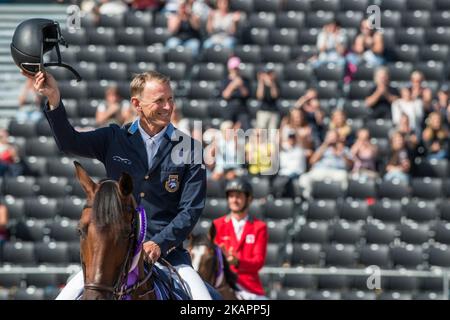 Il pilota svedese Peder Fredricson su H&M all in Rides il giro d'onore allo stadio Ullevi di Gothenburg Svezia il 23 2017 agosto dopo aver vinto il concorso di qualificazione al campionato europeo FEI 2017 (Foto di Julia Reinhart/NurPhoto) Foto Stock