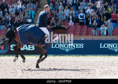 Il pilota svedese Peder Fredricson su H&M all in Rides il giro d'onore allo stadio Ullevi di Gothenburg Svezia il 23 2017 agosto dopo aver vinto il concorso di qualificazione al campionato europeo FEI 2017 (Foto di Julia Reinhart/NurPhoto) Foto Stock