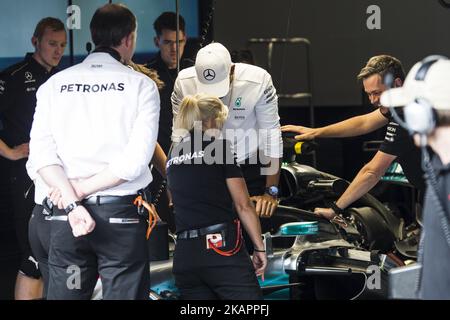 44 HAMILTON Lewis dalla Gran Bretagna del team Mercedes GP prova come uscire dalla vettura con la Halo durante il Gran Premio del Belgio di Formula uno al circuito di Spa-Francorchamps il 24 agosto 2017 a Spa, in Belgio. (Foto di Xavier Bonilla/NurPhoto) Foto Stock