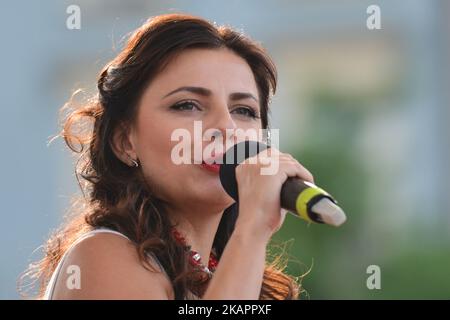 La cantante Leopoli Oksana Mukha si esibisce durante il 'giorno dell'Ucraina' alla Fiera Internazionale dell'Arte Folcloristica e dell'Artigianato 41st nella Piazza del mercato principale di Cracovia. Giovedì 24 agosto 2017, a Cracovia, Polonia. (Foto di Artur Widak/NurPhoto) Foto Stock