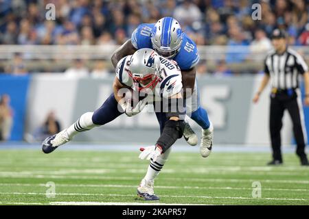 New England Patriots Tight End Rob Gronkowski (87) è affrontato dal linebacker Detroit Lions Jarrad Davis (40) durante la prima metà di una partita di calcio NFL a Detroit, Michigan USA, venerdì 25 agosto 2017. (Foto di Jorge Lemus/NurPhoto) Foto Stock