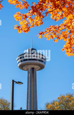 Cascate del Niagara, Ontario, Canada - Ottobre. Skylon Tower, autunno acero foglie sul cielo blu. Fogliame autunnale a Niagara Falls City. Foto Stock