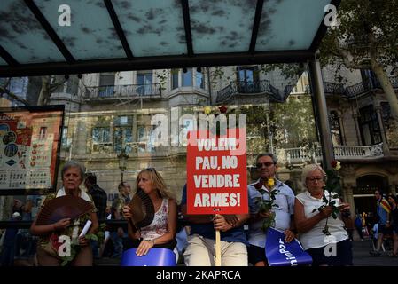 Un uomo tiene un cartello con la scritta "vogliamo la pace, non vendere le armi" durante una marcia contro il terrorismo che sarà #NoTincPor (non ho paura) a Barcellona il 26 agosto 2017, dopo gli attacchi di Barcellona e Cambrils che uccidono 15 persone e ferire oltre 100 persone. Decine di migliaia di spagnoli e stranieri si accaneranno il 26 agosto a una marcia infedele contro il terrore attraverso Barcellona, dopo i letali furti di veicoli della scorsa settimana. La città mediterranea è in lutto dopo un furgone arato in folle sul viale Las Ramblas il 17 agosto, seguito ore più tardi da un attacco di auto nella città balneare Foto Stock