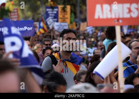 Un uomo durante una marcia contro il terrorismo che slogan sarà #NoTincPor (non ho paura) a Barcellona il 26 agosto 2017, dopo gli attacchi di Barcellona e Cambrils che uccidono 15 persone e ferire oltre 100. Decine di migliaia di spagnoli e stranieri si accaneranno il 26 agosto a una marcia infedele contro il terrore attraverso Barcellona, dopo i letali furti di veicoli della scorsa settimana. La città mediterranea è in lutto dopo un furgone arato in folle sul viale Las Ramblas il 17 agosto, seguito ore più tardi da un attacco di auto nella città balneare di Cambrils. (Foto di Juan Carlos Lucas/NurPhoto) Foto Stock