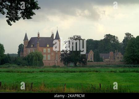 Heeswijk, Paesi Bassi, Niederlande, Castello di Heeswijk; Castello medievale di mattoni sull'acqua; Mittelalterliches Backsteinschloss auf dem Wasser; 在水的磚中世紀城堡 Foto Stock