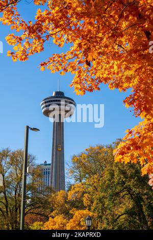 Cascate del Niagara, Ontario, Canada - Ottobre. Skylon Tower, autunno acero foglie sul cielo blu. Fogliame autunnale a Niagara Falls City. Foto Stock