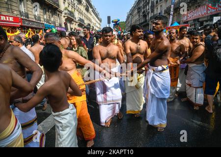 La comunità indù festeggia il 22nd° Festival di Ganesh a Parigi, in Francia, il 27 agosto 2017. Si ritiene che Lord Ganesh, una delle divinità indù più popolari, sia in grado di garantire progresso, prosperità e saggezza. (Foto di Julien Mattia/NurPhoto) Foto Stock