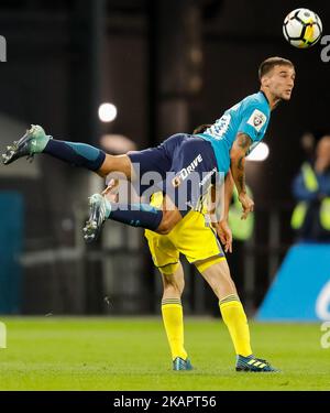 Emanuel Mammana (top) del FC Zenit San Pietroburgo vistano per un titolo con Eldor Shomurodov del FC Rostov durante la partita della Russian Football League tra il FC Zenit San Pietroburgo e il FC Rostov allo stadio di San Pietroburgo il 27 agosto 2017 a San Pietroburgo, Russia. (Foto di Mike Kireev/NurPhoto) Foto Stock