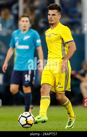 Artur Yusupov del FC Rostov passa la palla durante la partita della Russian Football League tra il FC Zenit St. Petersburg e il FC Rostov allo stadio di San Pietroburgo il 27 agosto 2017 a San Pietroburgo, Russia. (Foto di Mike Kireev/NurPhoto) Foto Stock