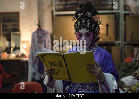 Scene di backstage dell'opera cinese al tempio Shen Sze She Yar, Kajang a Kuala Lumpur, Malesia, il 28 2017 agosto. Il tempio celebra l'anniversario di Xian si Shi Ye. (Foto di Chris Jung/NurPhoto) Foto Stock